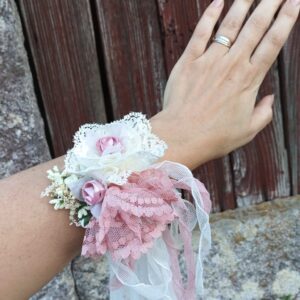 Pulsera-de-flores-para-comunión-y-ceremonia-MARLA